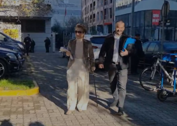 Kryemadhi shkon në SPAK duke ecur me bastun: S’jam rrëzuar, por jeta kështu e paska