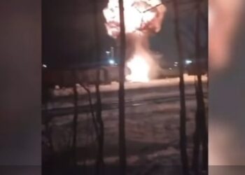 Ukrainasit hedhin në erë trenin rus në rajonin e Moskës, momenti kur ndodh shpërthimi