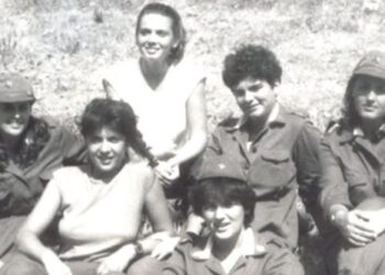 Publikohet fotoja e rrallë/ Koha kur Parashqevia nisej në Korçë për koncert, por përfundonte maleve në zbor