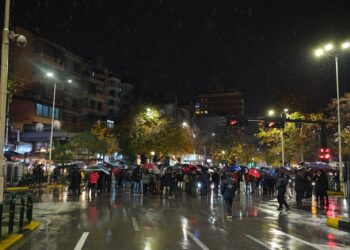 “Bllokimi i rrugëve, vepër penale”/ Demokratët nuk respektojnë thirrjen e policisë, nis protesta e opozitës
