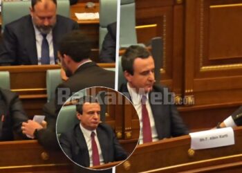 VIDEO / Rama shmang celularin dhe i dërgon letër Kurtit. Kryeministri i Kosovës e lë në tavolinë dhe…