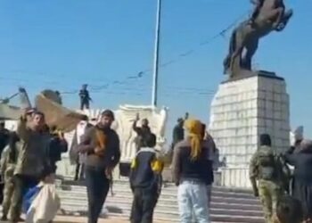 VIDEO/ Rebelët rrëzojnë statujën e vëllait të presidentit sirian Bashar al-Assad