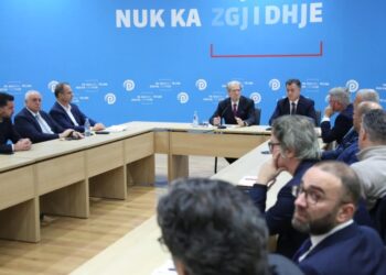 Berisha i “thyen zemrën” Bardhit, e sposton në fund të tavolinës, mban pranë vetes vetëm “besnikun”
