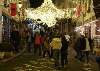 Të huajt zgjedhin Shqipërinë për festat e fundvitit! Korça, Tirana, Vlora e Shkodra destinacionet më të preferuara