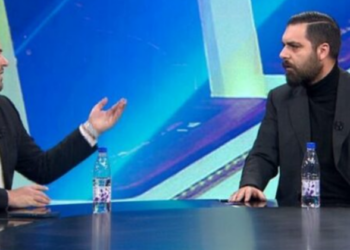 VIDEO / “Zorraxhi, hipokrit, papagall”, plas sherri mes të ftuarve, moderatorja çohet dhe…