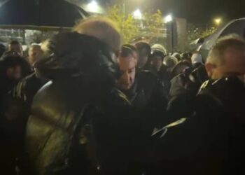 VIDEO/ “Ujë, ujë…”, momenti kur Agron Gjekmarkaj humb ndjenjat në protestën e opozitës