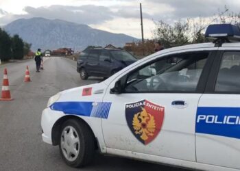 Makina bie në lumë nga 15 metra lartësi, plagosen dy persona në Gjirokastër
