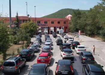 Fluks në pikën kufitare të Qafë Thanës, shtohen sportelet për shmangien e radhëve të gjata