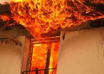 Përfshihet nga flakët lokali në Tiranë, nuk ka të lënduar