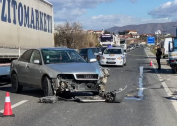 U përplas me një makinë tjetër në Pogradec, del FOTO e viktimës, plagoset gruaja e tij