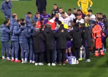 Panik në sfidën Fiorentina-Inter, humb ndjenjat në fushë futbollisti 22-vjeçar; dërgohet me urgjencë në spital
