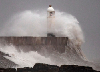 Mbretëria e Bashkuar në alarm, pritet të ‘goditet’ nga stuhia Darragh; çfarë parashikojnë meteorologët