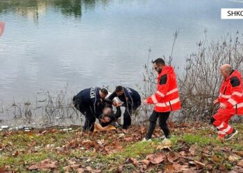 Dy policë ‘heronj’ në Shkodër, zhyten në lumin Buna dhe shpëtojnë të moshuarin që po mbytej