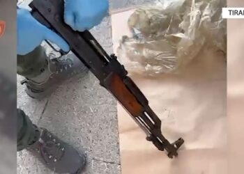 Me kallashnikov dhe thikë kërcënonte gruan, arrestohet i moshuari në Tiranë
