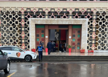 Sherr mes 5 adoleshentëve te ‘Asllan Rusi’ në Tiranë, plagoset 13-vjeçari, niset me urgjencë në spital