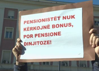 Protesta e gjashtë para Kryeministrisë, pensionistët kërkojnë më shumë lekë, përcaktimin e minimumit jetik