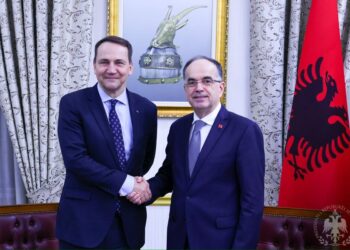 Vjen në Shqipëri Ministri i Jashtëm polak, pritet në takim nga Presidenti Begaj