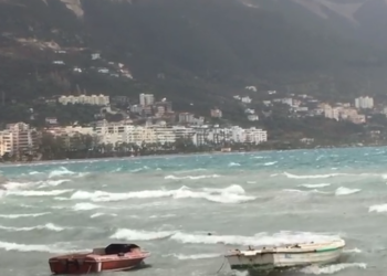 Moti i keq në Vlorë, ndalohet lundrimi i anijeve të peshkimit në Vlorë