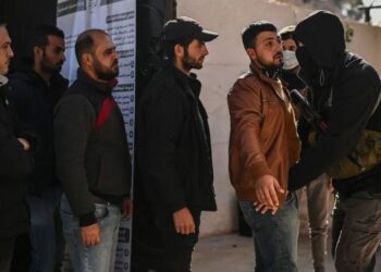 Ish-forcat e sigurisë së Asadit i dorëzojnë armët qeverisë së re siriane