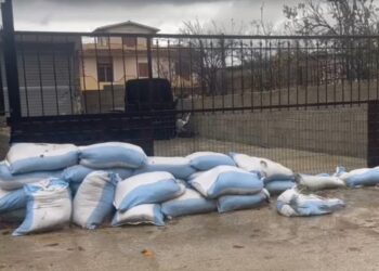 FOTOLAJM / Paralajmërimi për reshje intensive, në Vlorë vendosen thasë me rërë