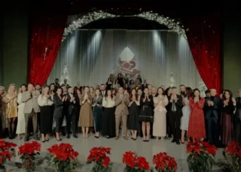 “E duam lumturinë”, Parashqevi Simaku rikthehet të këndojë në urimin e fundvitit (VIDEO)