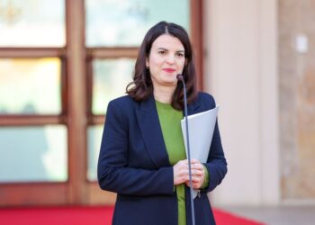 Vendimi i qeverisë, ministrja Koçiu: 275 mijë familje dhe individë përfitojnë nga 15 mijë lekë shpërblim për fundvitin