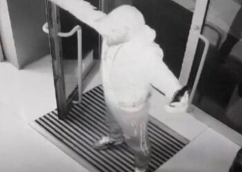 Video në TikTok duke hyrë me forcë në bankë, lirohet 38-vjeçari në Korçë