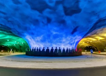 FOTO / “Zhytuni” në tunelin e vetëm nëndetar në botë me rrethrrotullim