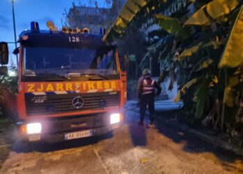 FOTO/ Përfshihet nga flakët një banesë në Sarandë, zjarrfikësja mbërrin në vendngjarje. Fqinjët shpëtojnë të moshuarën