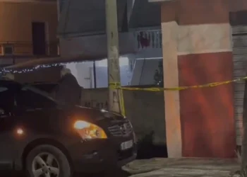 EMRI/U gjet pa shenja jete në banesë, identifikohet viktima. Forca të shumta policie në vendin e ngjarjes