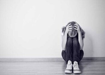 Rritet numri i të rinjve me depresion, mjekët psikiatër: Kontrollohuni tek specialisti