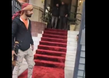 Simbol i përfundimit të epokës Assad, momenti kur rebelët arrestojnë ish-ministri i Mbrojtjes (VIDEO)