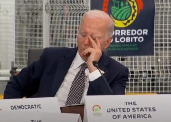 Lodhje, mosha apo…/ Biden-in e zë gjumi në takimin me liderët në Angola (VIDEO)