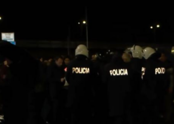 Protesta e opozitës, bllokohet nëna me fëmijën e sëmurë në makinë, ndërhyn policia