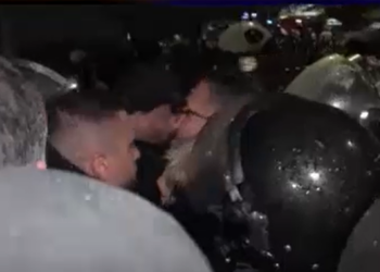 Përplasje te sheshi “Wilson”, policia ndërhyn për të liruar rrugën
