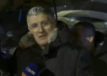 Protesta / Gjekmarkaj humb ndjenjat dhe rrëzohet në tokë! PD: E rrahu Policia