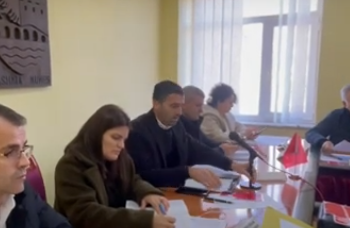 “Më shiko në sy”/ Ironi e batuta në mbledhjen e Këshillit Bashkiak të Kukësit për “Buxhetin 2025”, kryebashkiaku: Jam shumë i bukur…