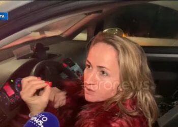 VIDEO / “Hapni rrugën, kam fëmijën e sëmurë”, momenti kur qytetarja përplaset me protestuesit e Berishës