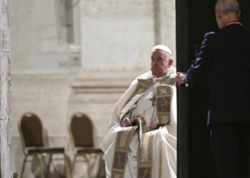 Papa Françesku hap Portën e Shenjtë të Bazilikës së Shën Pjetrit, fillon viti Jubile!