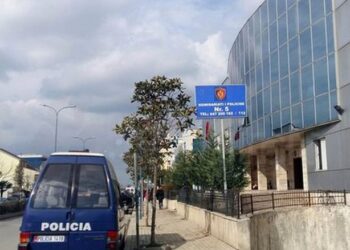 Tentoi të djegë gruan dhe fëmijët me benzinë, kush është 54-vjeçari i arrestuar në Kamëz, policia jep detaje