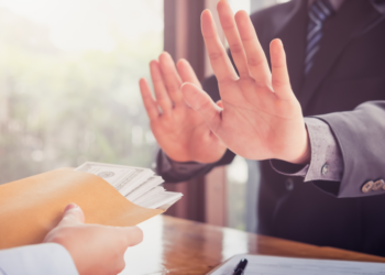 Antikorrupsioni kalon në sitë sektorët më me risk, ekspertët: Kujdes me prokurimet, koncesionet dhe tatimet