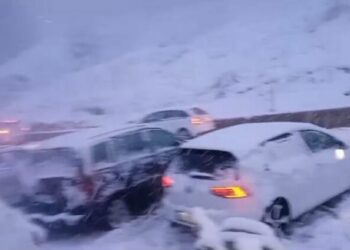 Dëbora “paralizon” Rrugën e Arbrit, bllokohen qindra automjete, mes tyre edhe…