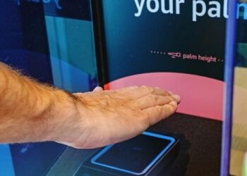 Harroni kartat dhe celularët, në Kinë mund të paguani vetëm duke “shkundur” dorën