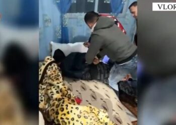 Goditi me thikë 41-vjeçarin në Vlorë, arrestohet autori, momenti kur policia i vë prangat