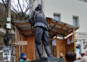 Rikthehet monumenti i patriotit Çerçiz Topulli në zonën muzeale të Gjirokastrës