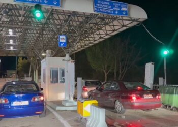 Festat e fundvitit, vijon fluksi i qytetarëve shqiptarë që vijnë nga Greqia përmes doganës së Kakavijës