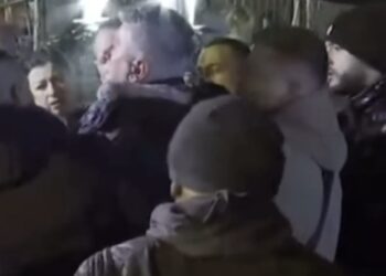 I ra të fikët në protestë, reagon Gjekmarkaj: Policët më shtynë, po shkoj drejt spitalit të Traumës
