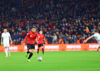 Ndezja e flakadanëve dhe hedhja e sendeve të fushë, UEFA gjobit FSHF-në