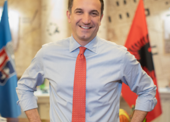 VIDEO/ Më tepër argëtim dhe zbavitje për fëmijët e Tiranës, Erion Veliaj prezanton këndin e ri rekreativ në rrugën “Mihal Ciko”