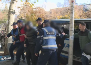 “Do bëjmë terror, thikën në fyt”, dëshmitë e vrasësve të 15 vjeçarit. Nëna e tij: Po ‘luajnë’ me gjakun e tim biri!